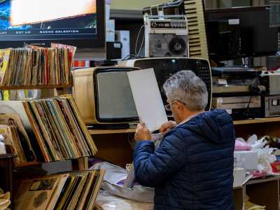 Accanto agli scaffali che accolgono i vinili...